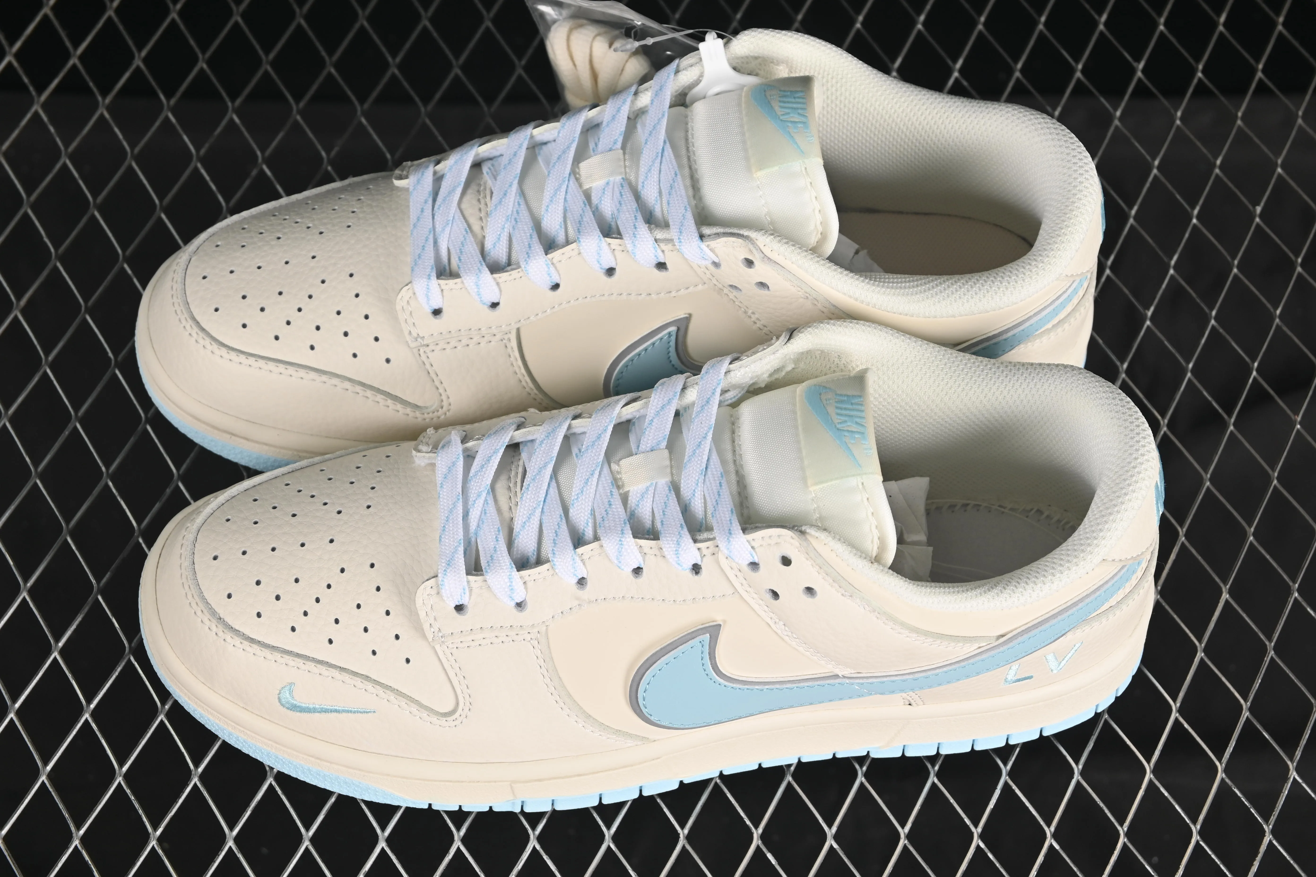 All categories Nk SB Dunk Series Nk SB Dunk Low High-end customized low-top sneakers Nike SB Dunk Low LV joint off-white light blue Anniversary high-end customized low-top casual sneakers KK1333-048